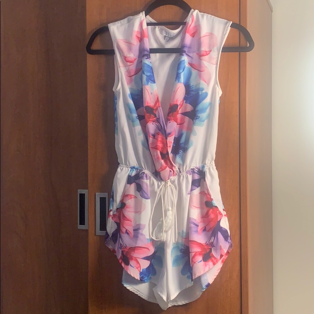 Tobi deep v floral romper